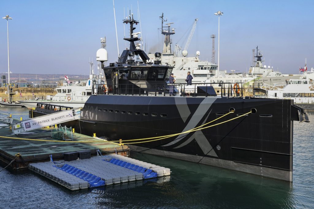 ポーツマス海軍基地に係留中のXV Patrick Blackett