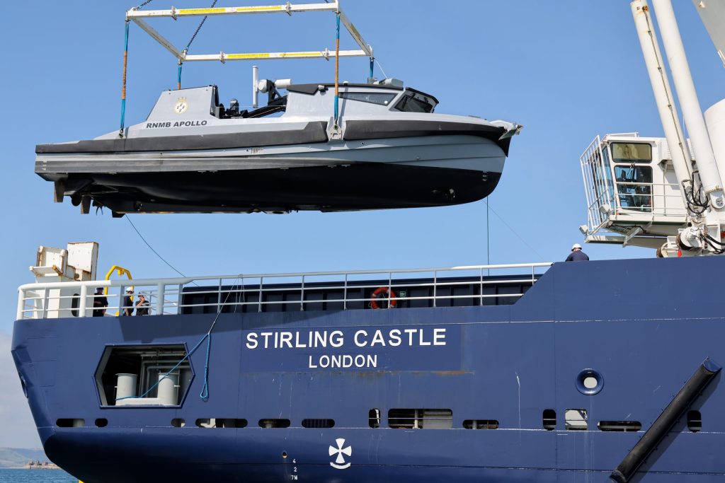 HMS Stirling Castleへ揚収されるRNMB Apollo