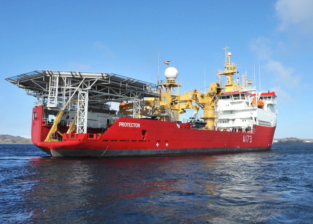 HMSプロテクター(A173)船尾