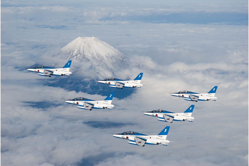 デルタ隊形で飛行するブルーインパルス(T-4)_2