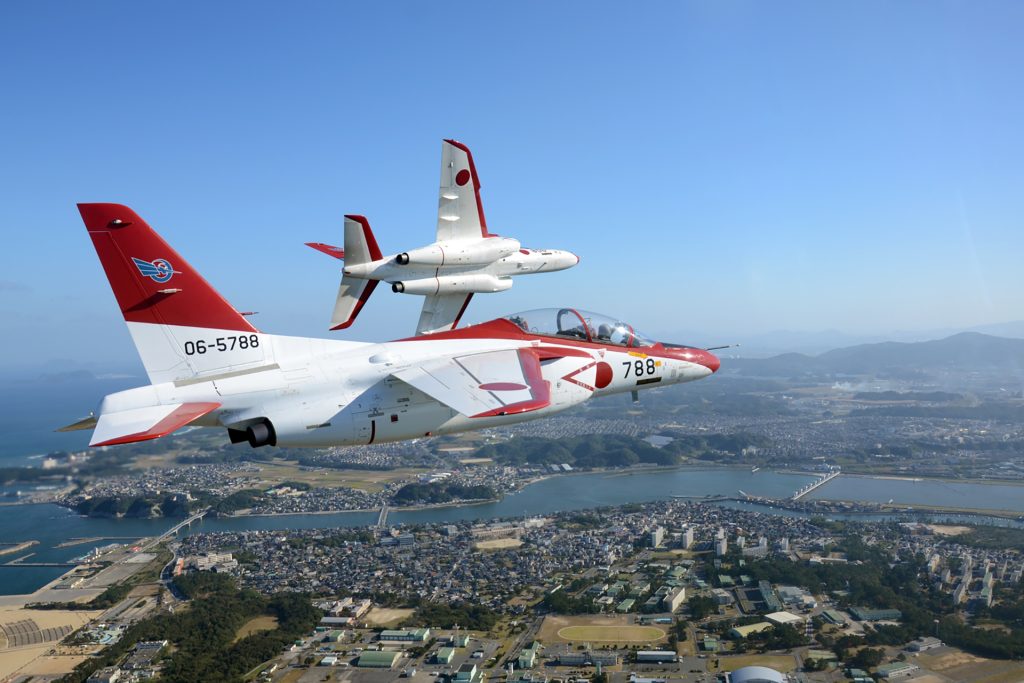 編隊を組むT-4