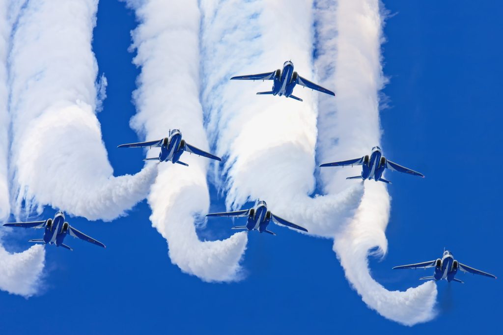 デルタ隊形で飛行するブルーインパルス(T-4)