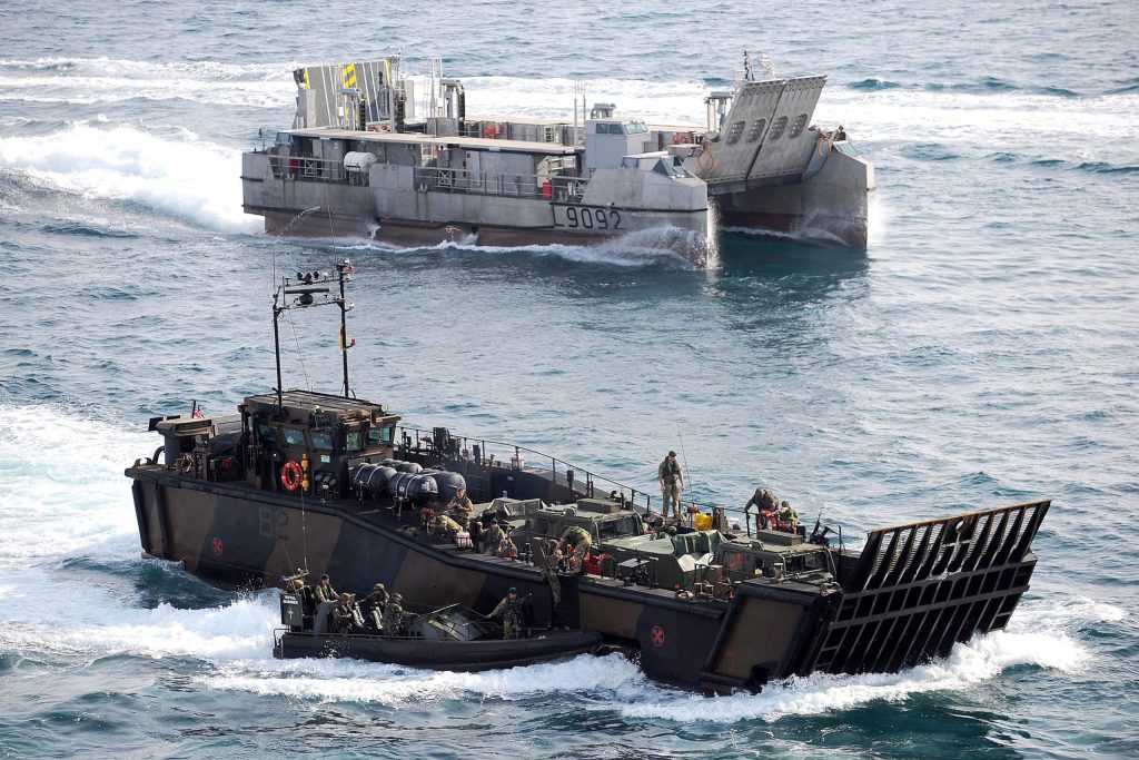 手前: LCU Mk 10、奥: フランス海軍のEDA-R高速揚陸艇(L9092)