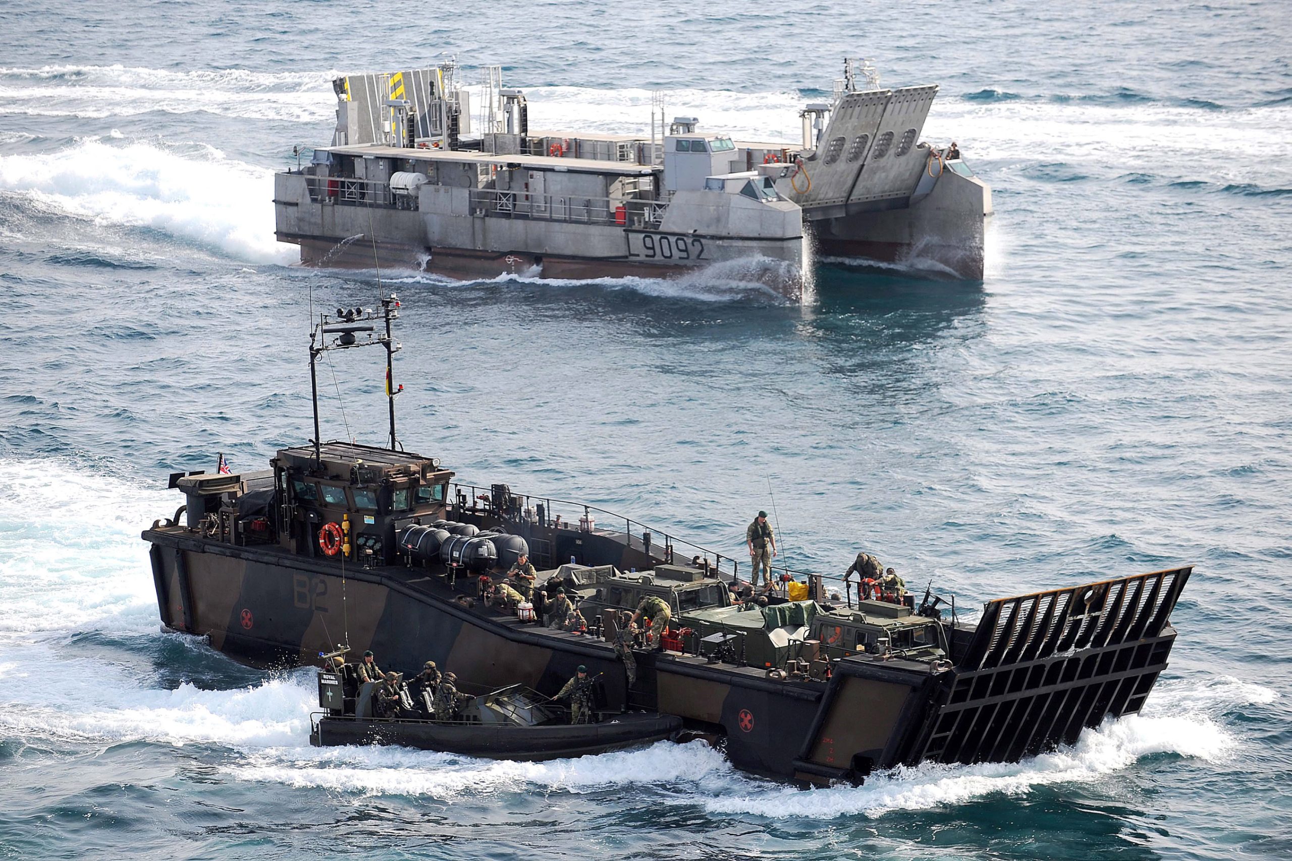 手前: LCU Mk 10、奥: フランス海軍のEDA-R高速揚陸艇(L9092)