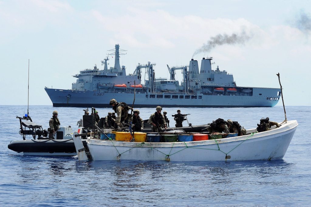 ソマリア沿岸を哨戒するRFA Fort Victoria(A387)