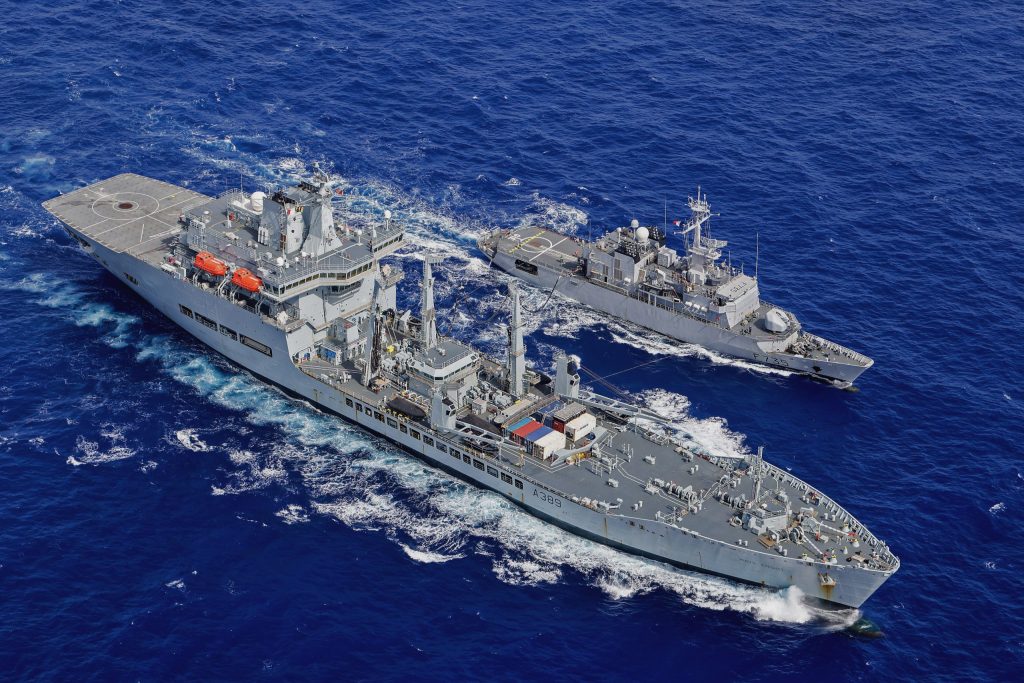 RFA Wave Knight(A389)、奥はフランス海軍（フロレアル級）フリゲート艦Germina