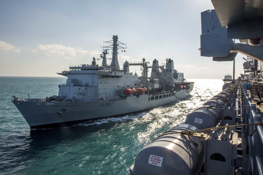 アメリカ海軍強襲揚陸艦USSキアサージ（LHD-3）に洋上給油をするRFA Fort Victoria(A387)