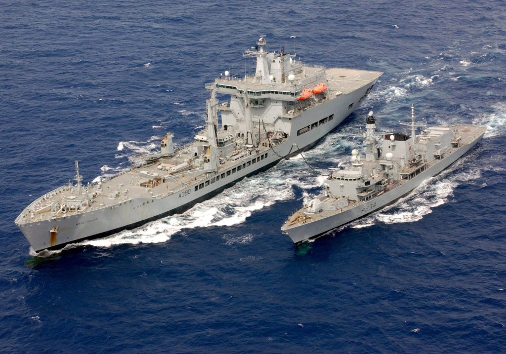 RFA Wave Ruler (A390)と洋上給油を受けるHMS Iron Duke(右)