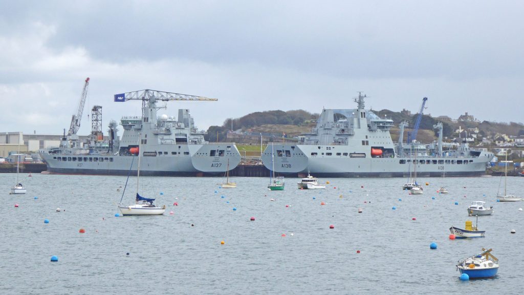 左: RFA Tiderace (A137)、右: RFA Tidesurge (A138)