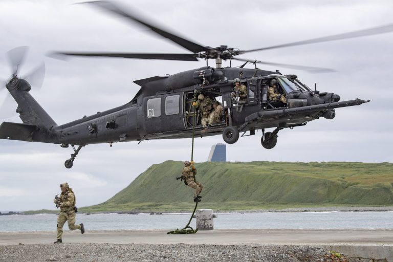 アメリカ陸軍 第160特殊作戦航空連隊所属のMH-60Mとアメリカ海軍 第2海軍特殊戦グループ(NSWG-2 / SEALs)