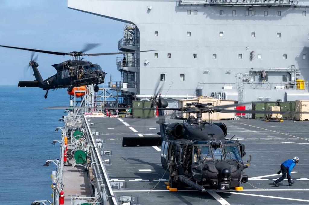 USS John L. Canley, (ESB-6)艦上、陸軍 第160特殊作戦航空連隊 (MH-60M Black Hawk)