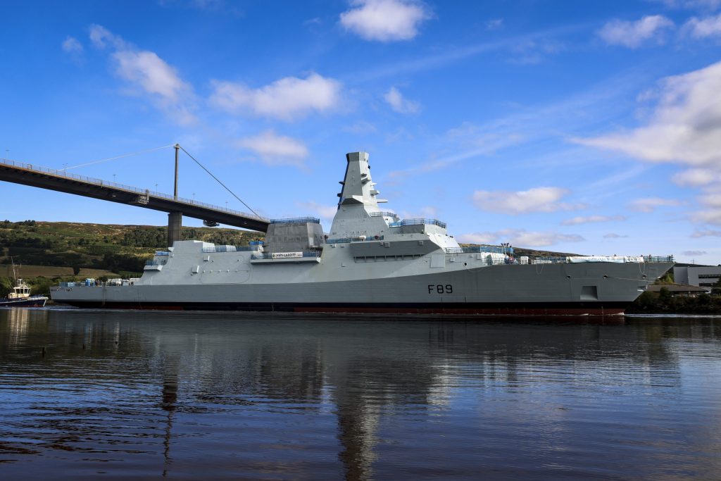 半潜水台船移送中のHMS Cardiff
