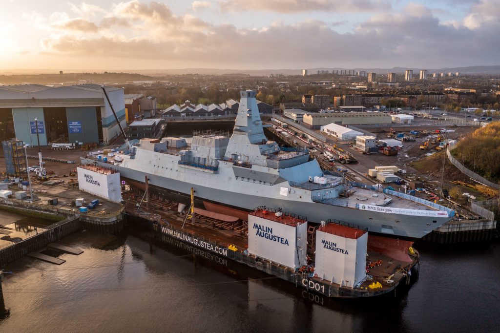 マリン・オーガスタ社の半潜水式進水台船（バージ）CD01の上に積載されたHMS Glasgow
