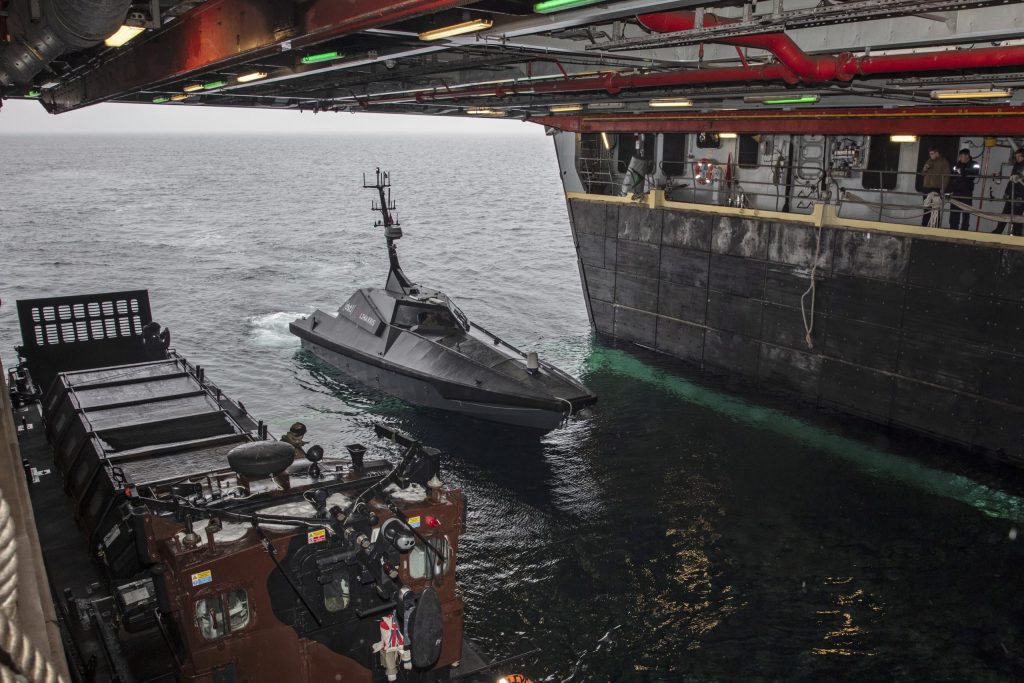 HMS Albionのウェルドックに進入するMadfox