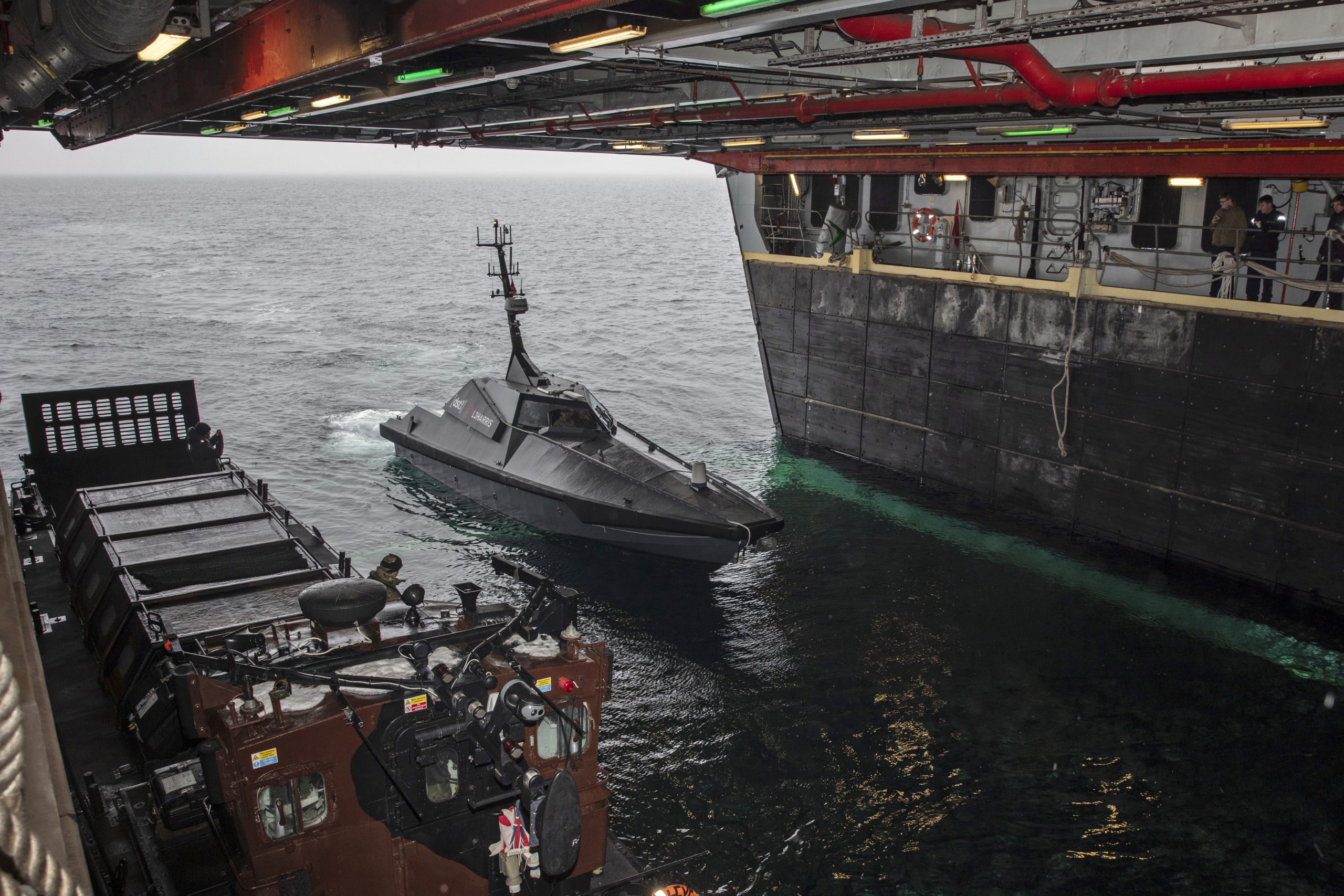 HMS Albionのウェルドックに進入するMadfox