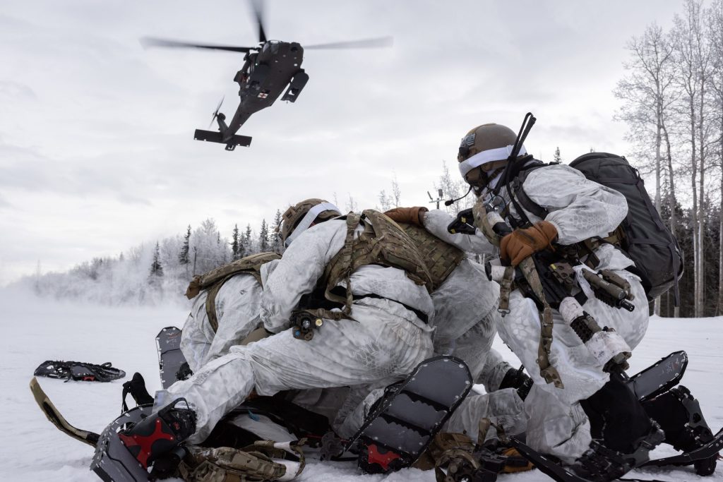 アメリカ空軍 第24特殊作戦航空団 第1分遣隊所属のHH-60Mとアラスカ陸軍州兵