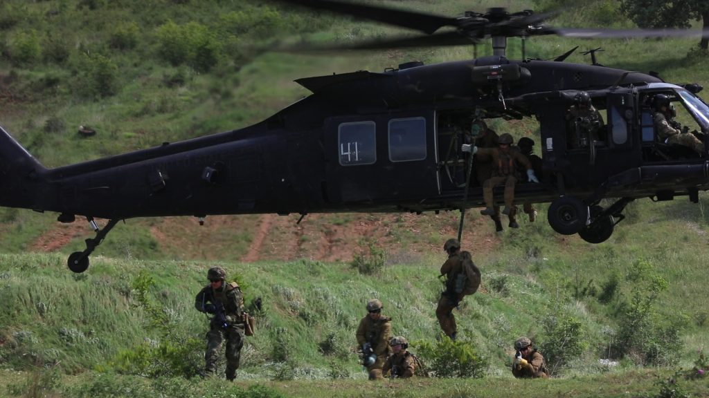 ウクライナ、ブルガリア、および米陸軍の特殊作戦部隊(SOF)を展開するアメリカ陸軍 第160特殊作戦航空連隊所属のMH-60M Black Hawk