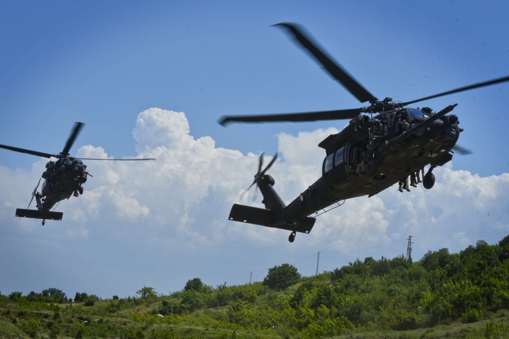 ウクライナ、ブルガリア、および米陸軍の特殊作戦部隊(SOF)を投入する準備を行うアメリカ陸軍 第160特殊作戦航空連隊所属のMH-60M Black Hawk