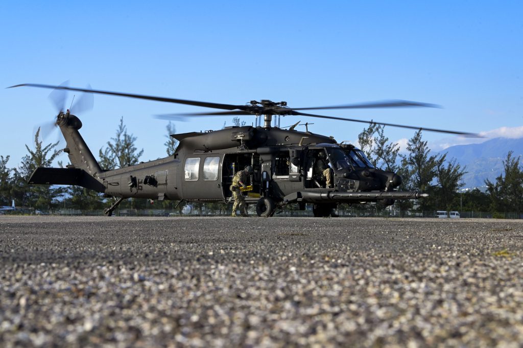 アメリカ陸軍 第7特殊部隊グループ(7th SFG / グリーンベレー) および 第160特殊作戦航空連隊 (MH-60M Black Hawk)